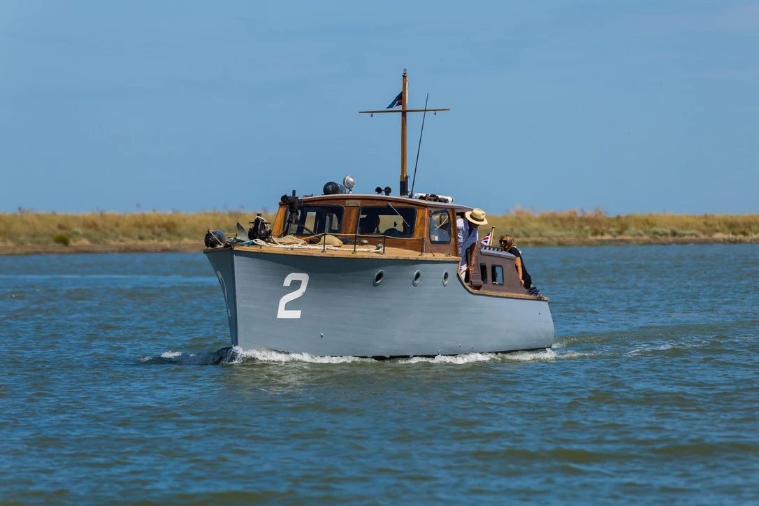 Gerfalcon approaching across open water